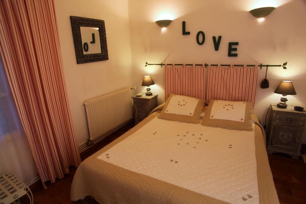 Mas De Valiguiere Hotel Saze  Room photo