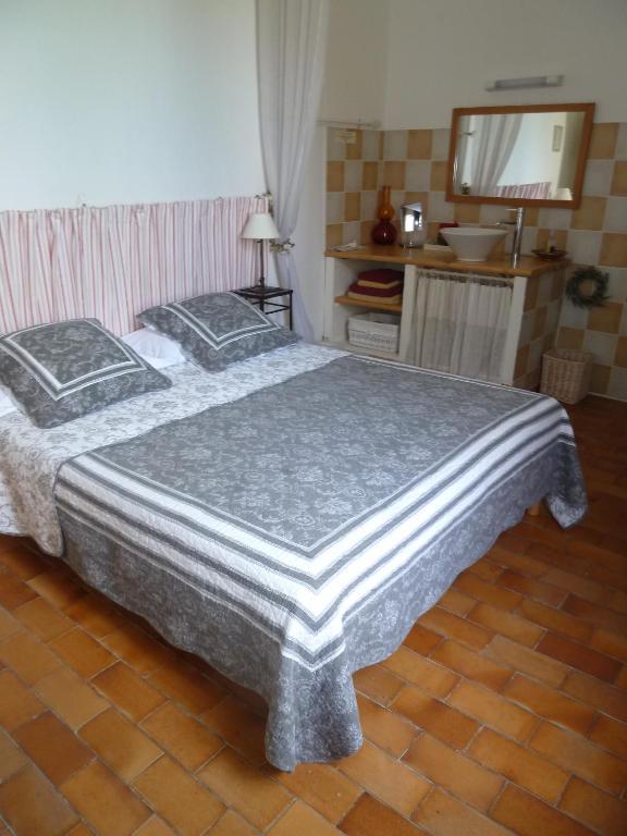 Mas De Valiguiere Hotel Saze  Room photo