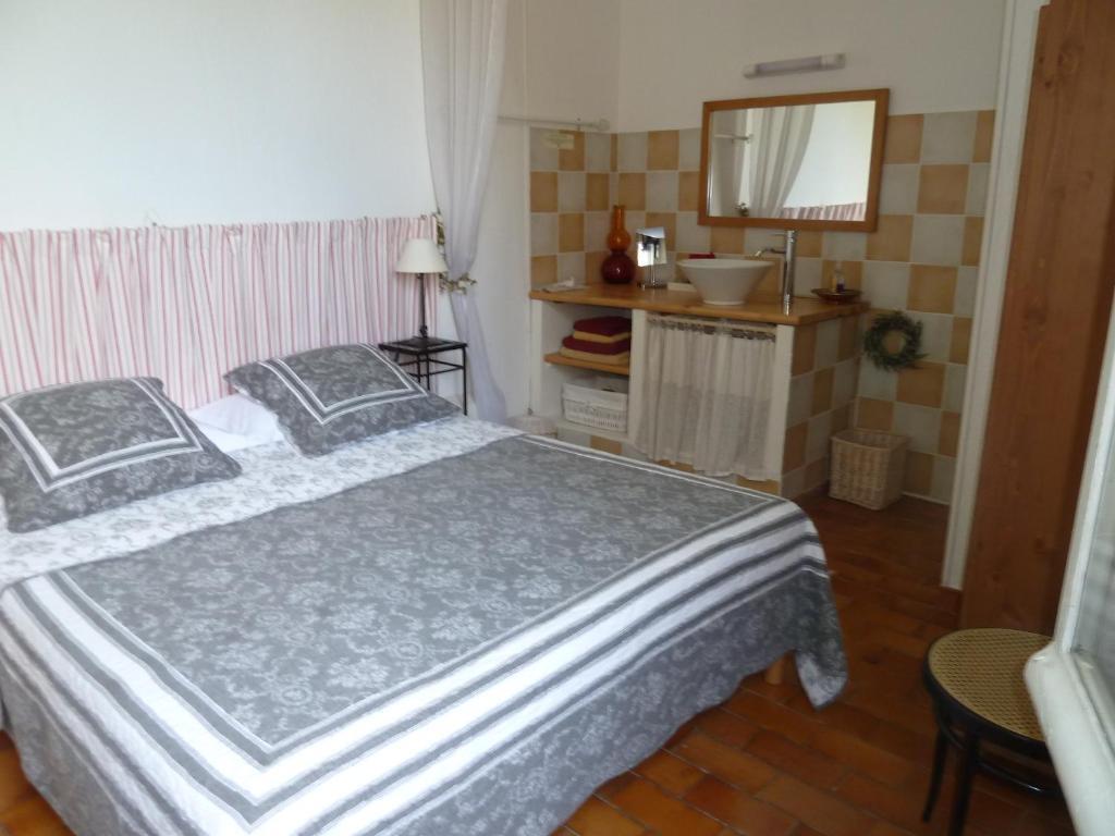 Mas De Valiguiere Hotel Saze  Room photo