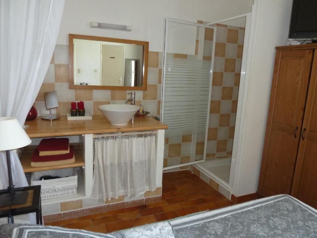 Mas De Valiguiere Hotel Saze  Room photo