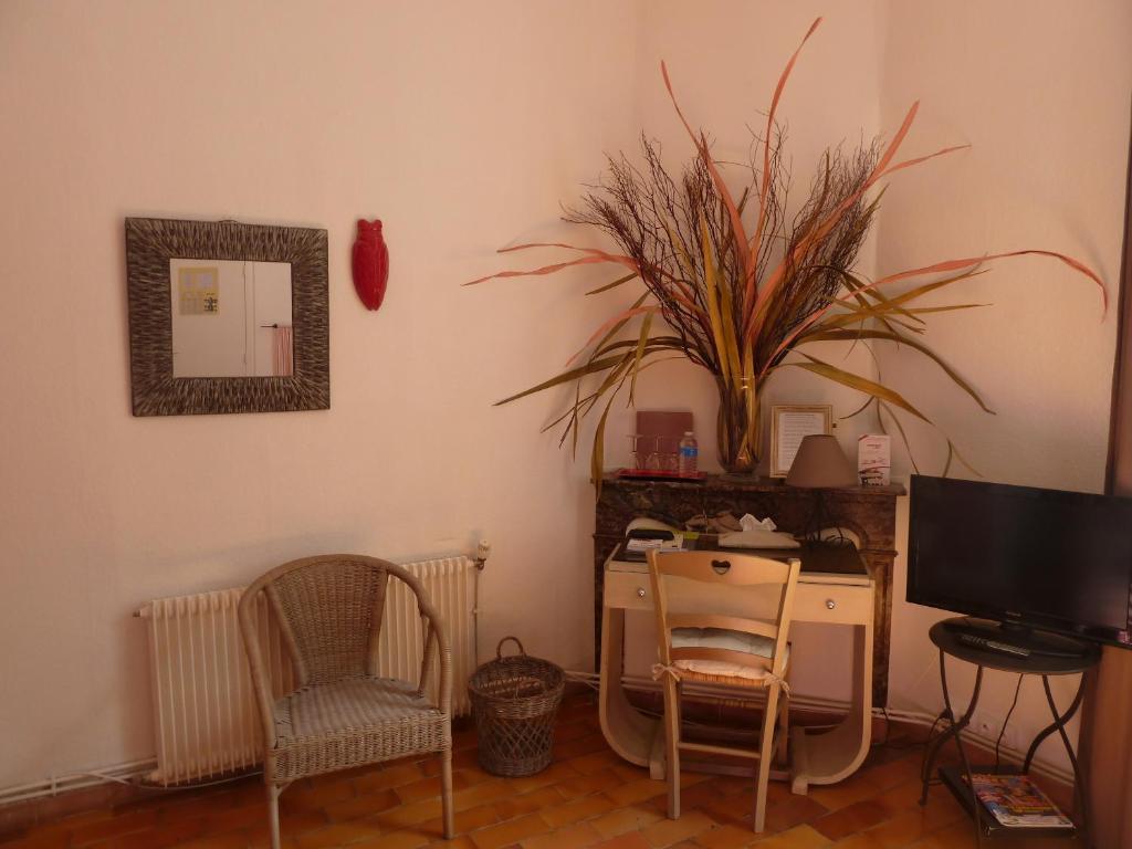 Mas De Valiguiere Hotel Saze  Room photo