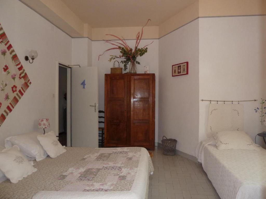 Mas De Valiguiere Hotel Saze  Room photo