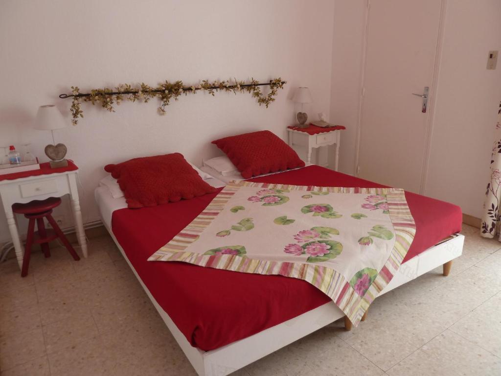Mas De Valiguiere Hotel Saze  Room photo