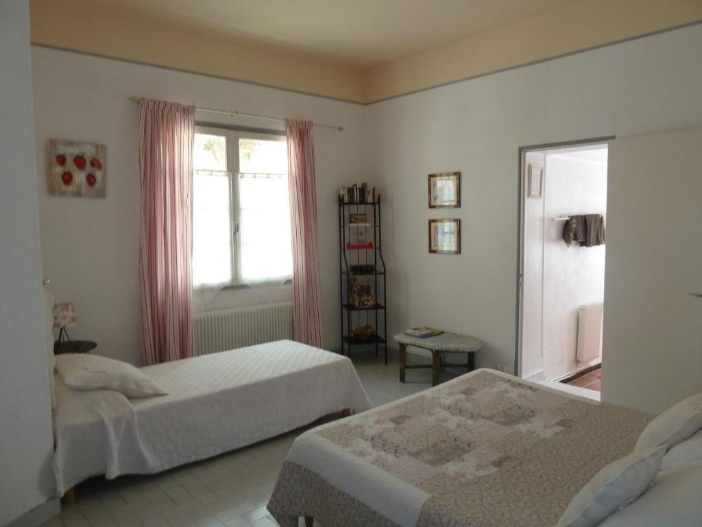 Mas De Valiguiere Hotel Saze  Room photo