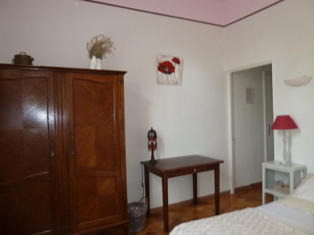 Mas De Valiguiere Hotel Saze  Room photo