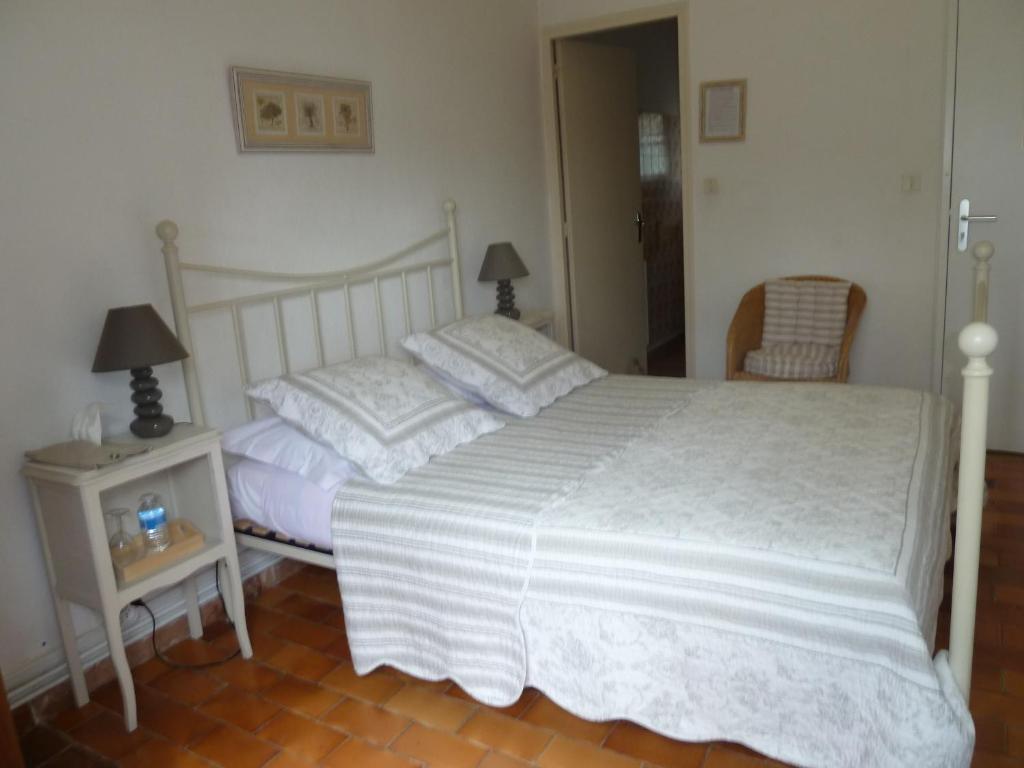 Mas De Valiguiere Hotel Saze  Room photo